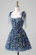 Vestido corto azul marino de fiesta con tirantes finos, estampado de corsé y corte en A