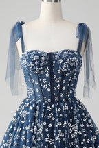 Vestido corto azul marino de fiesta con tirantes finos, estampado de corsé y corte en A