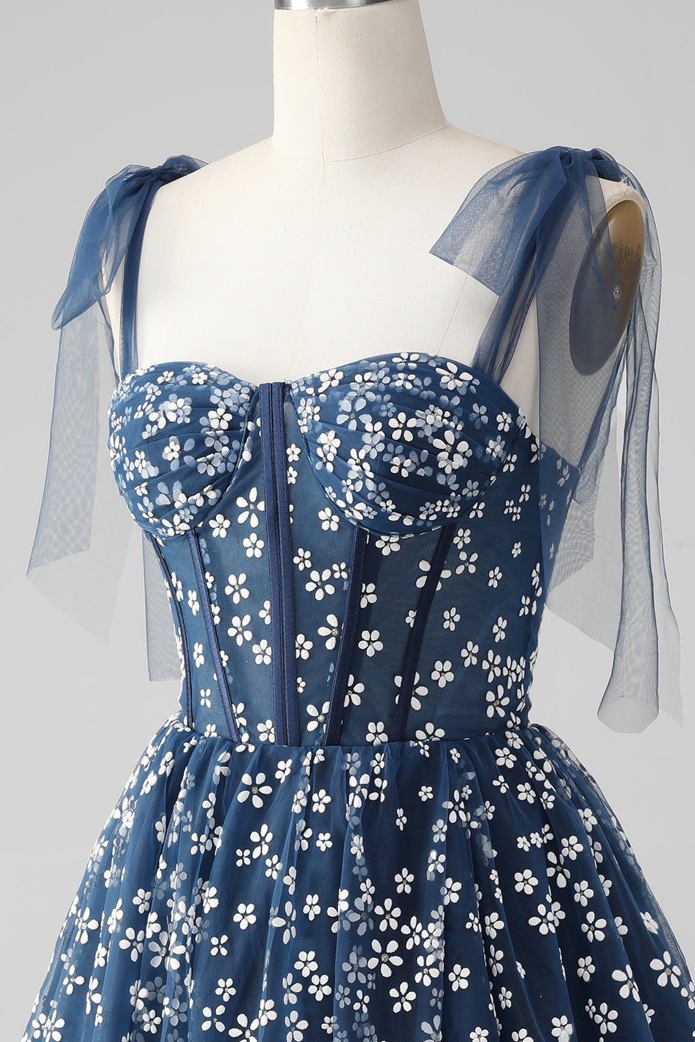 Vestido corto azul marino de fiesta con tirantes finos, estampado de corsé y corte en A