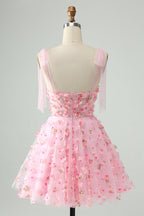 Bonito vestido de fiesta corto con corsé, perlas y corte en A en color rosa con apliques florales