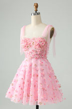 Bonito vestido de fiesta corto con corsé, perlas y corte en A en color rosa con apliques florales