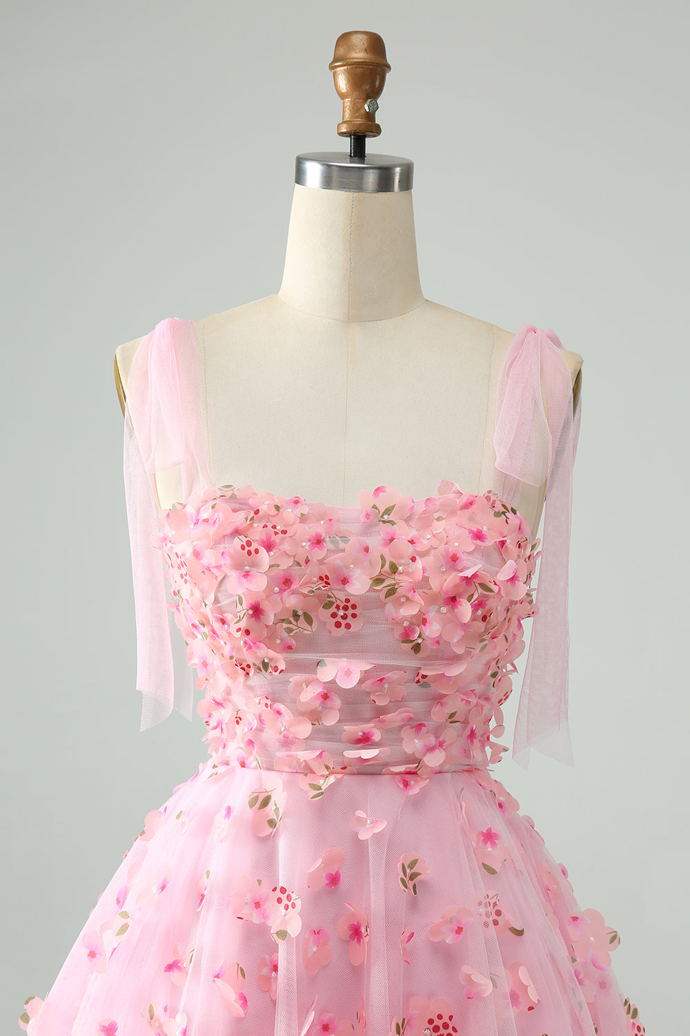 Bonito vestido de fiesta corto con corsé, perlas y corte en A en color rosa con apliques florales