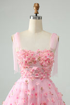 Bonito vestido de fiesta corto con corsé, perlas y corte en A en color rosa con apliques florales