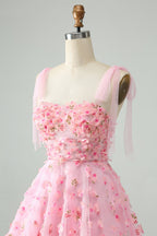 Bonito vestido de fiesta corto con corsé, perlas y corte en A en color rosa con apliques florales