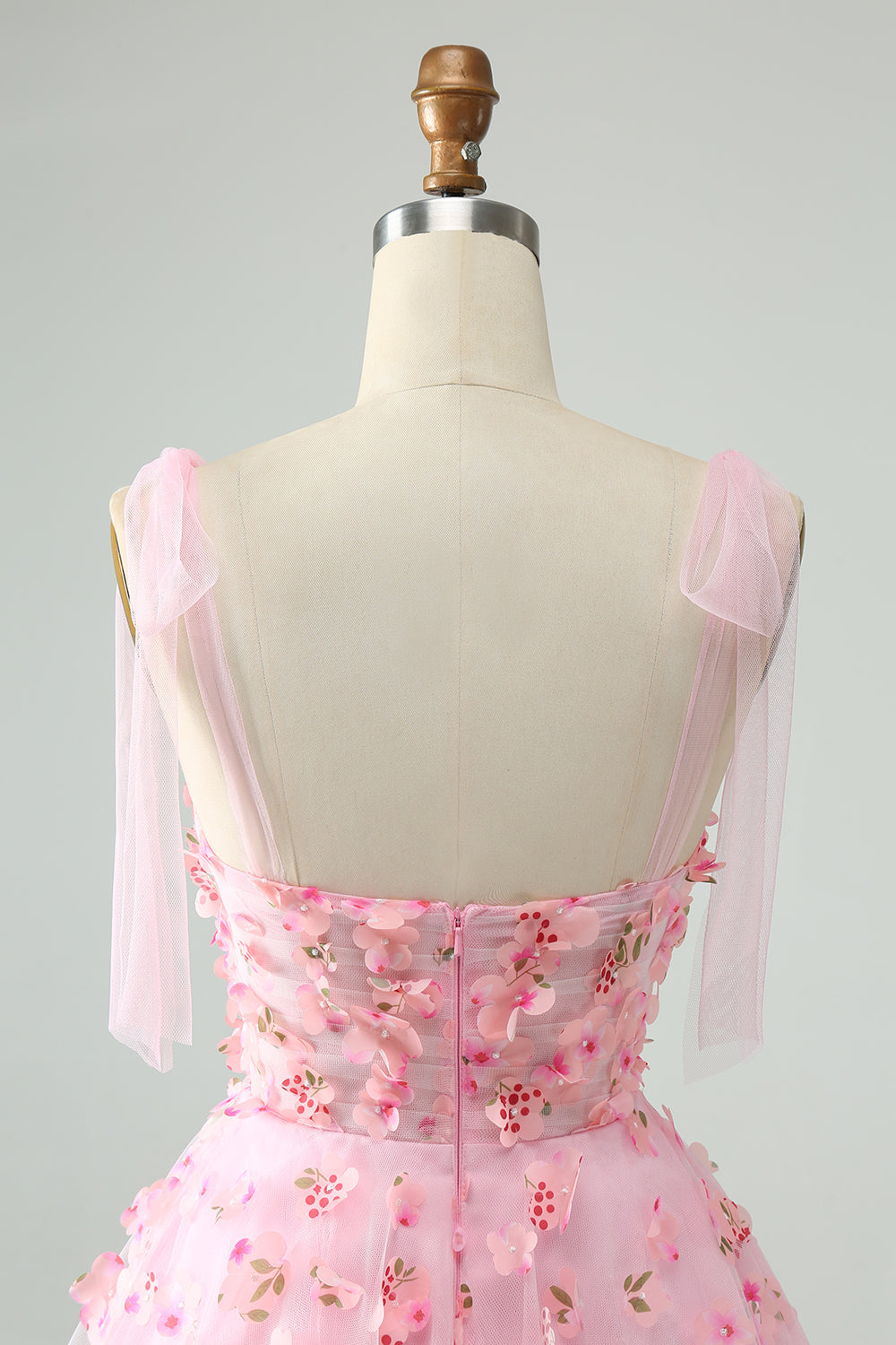 Bonito vestido de fiesta corto con corsé, perlas y corte en A en color rosa con apliques florales