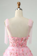 Bonito vestido de fiesta corto con corsé, perlas y corte en A en color rosa con apliques florales