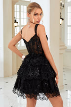 Hermoso vestido de fiesta azul oscuro corto con corsé en línea A y capas con encaje