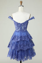 Hermoso vestido de fiesta azul oscuro corto con corsé en línea A y capas con encaje