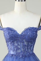 Hermoso vestido de fiesta azul oscuro corto con corsé en línea A y capas con encaje