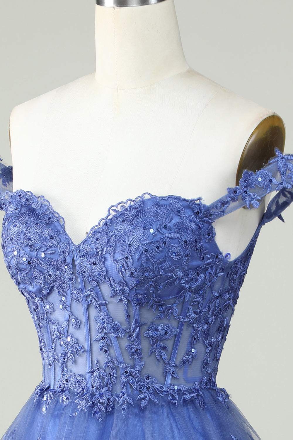 Hermoso vestido de fiesta azul oscuro corto con corsé en línea A y capas con encaje