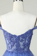 Hermoso vestido de fiesta azul oscuro corto con corsé en línea A y capas con encaje