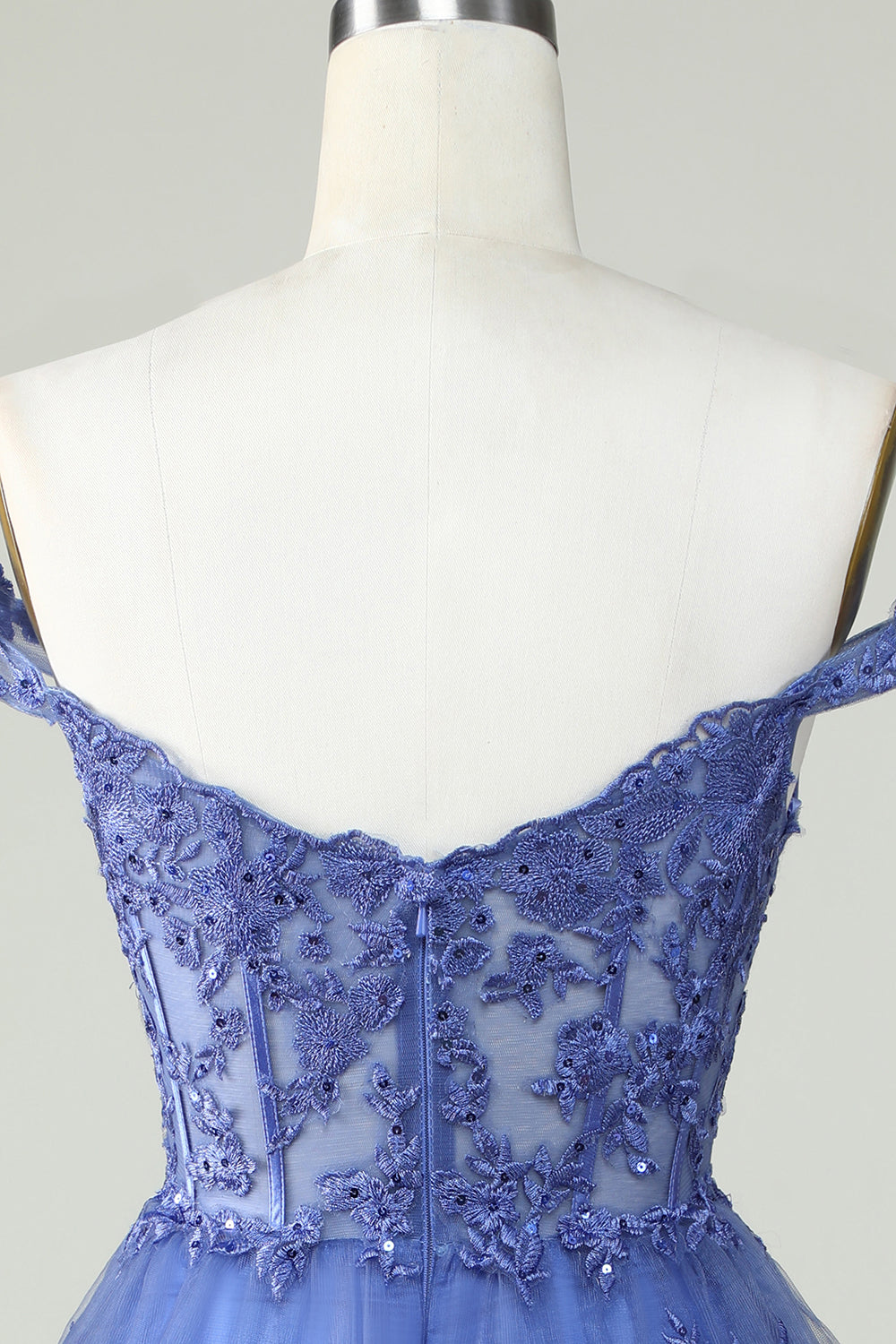 Hermoso vestido de fiesta azul oscuro corto con corsé en línea A y capas con encaje