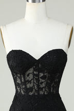Figurbetontes, schwarzes, kurzes Homecoming-Kleid im Sweetheart-Korsett-Stil mit Applikationen