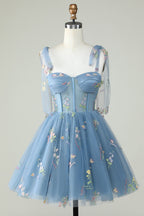 Bonito vestido de fiesta corto con tirantes finos, corte A, en gris azulado y apliques