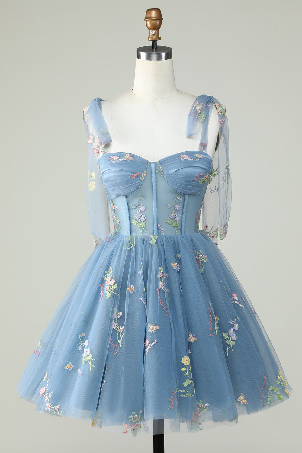 Bonito vestido de fiesta corto con tirantes finos, corte A, en gris azulado y apliques