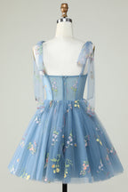 Bonito vestido de fiesta corto con tirantes finos, corte A, en gris azulado y apliques