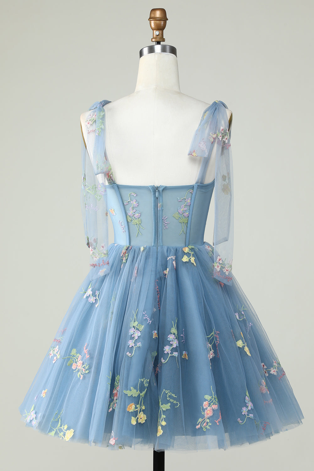 Bonito vestido de fiesta corto con tirantes finos, corte A, en gris azulado y apliques