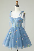 Bonito vestido de fiesta corto con tirantes finos, corte A, en gris azulado y apliques