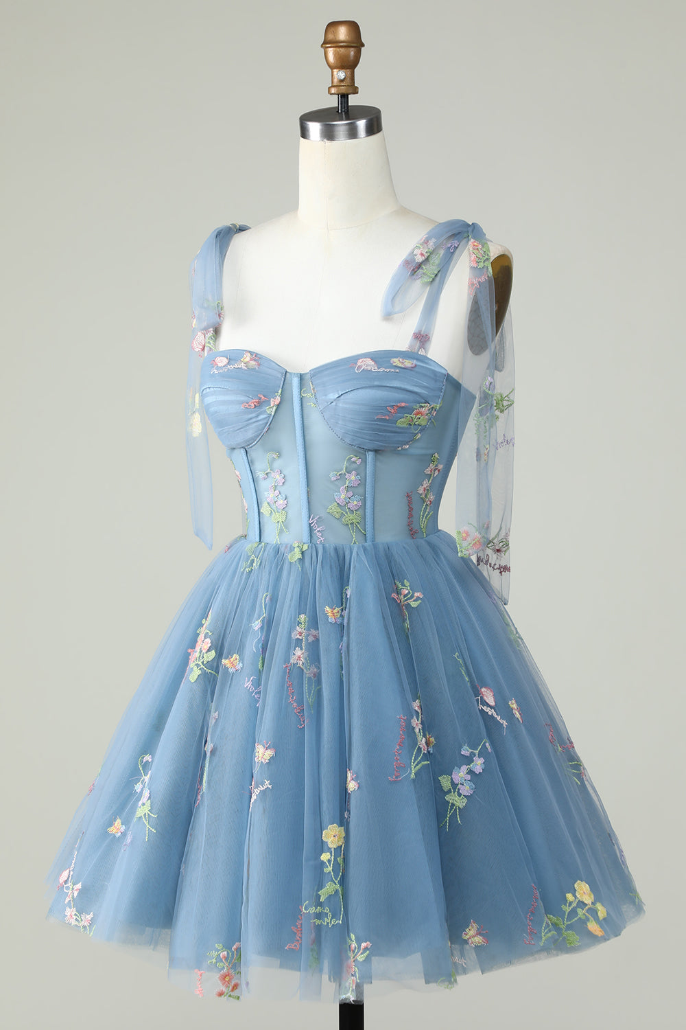 Bonito vestido de fiesta corto con tirantes finos, corte A, en gris azulado y apliques