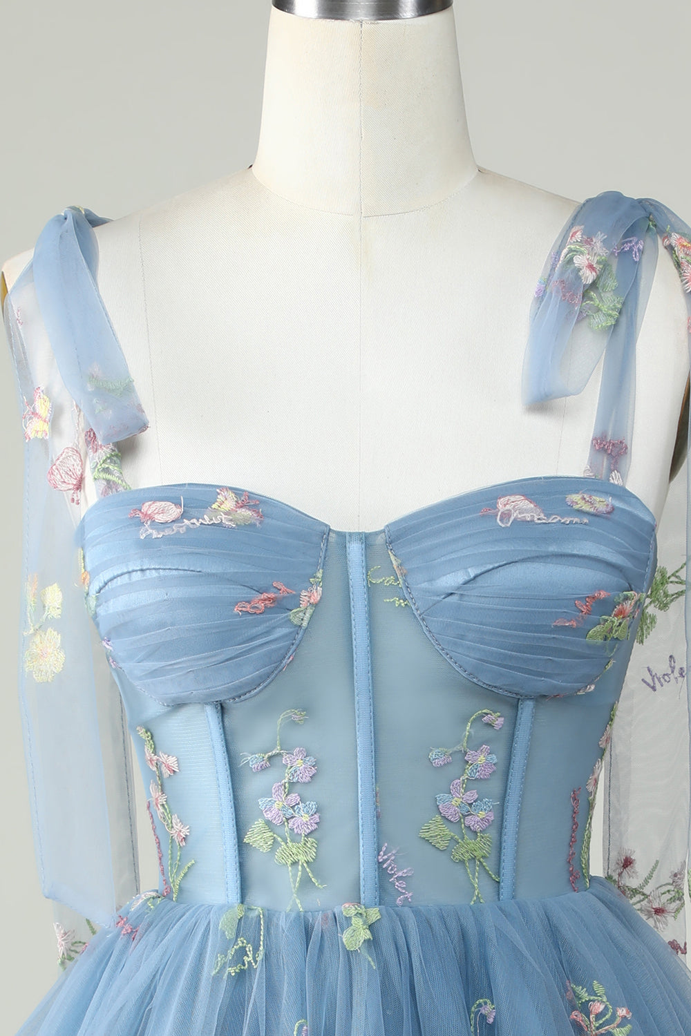 Bonito vestido de fiesta corto con tirantes finos, corte A, en gris azulado y apliques