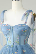 Bonito vestido de fiesta corto con tirantes finos, corte A, en gris azulado y apliques