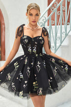 Bonito vestido de fiesta corto con tirantes finos, corte A, en gris azulado y apliques