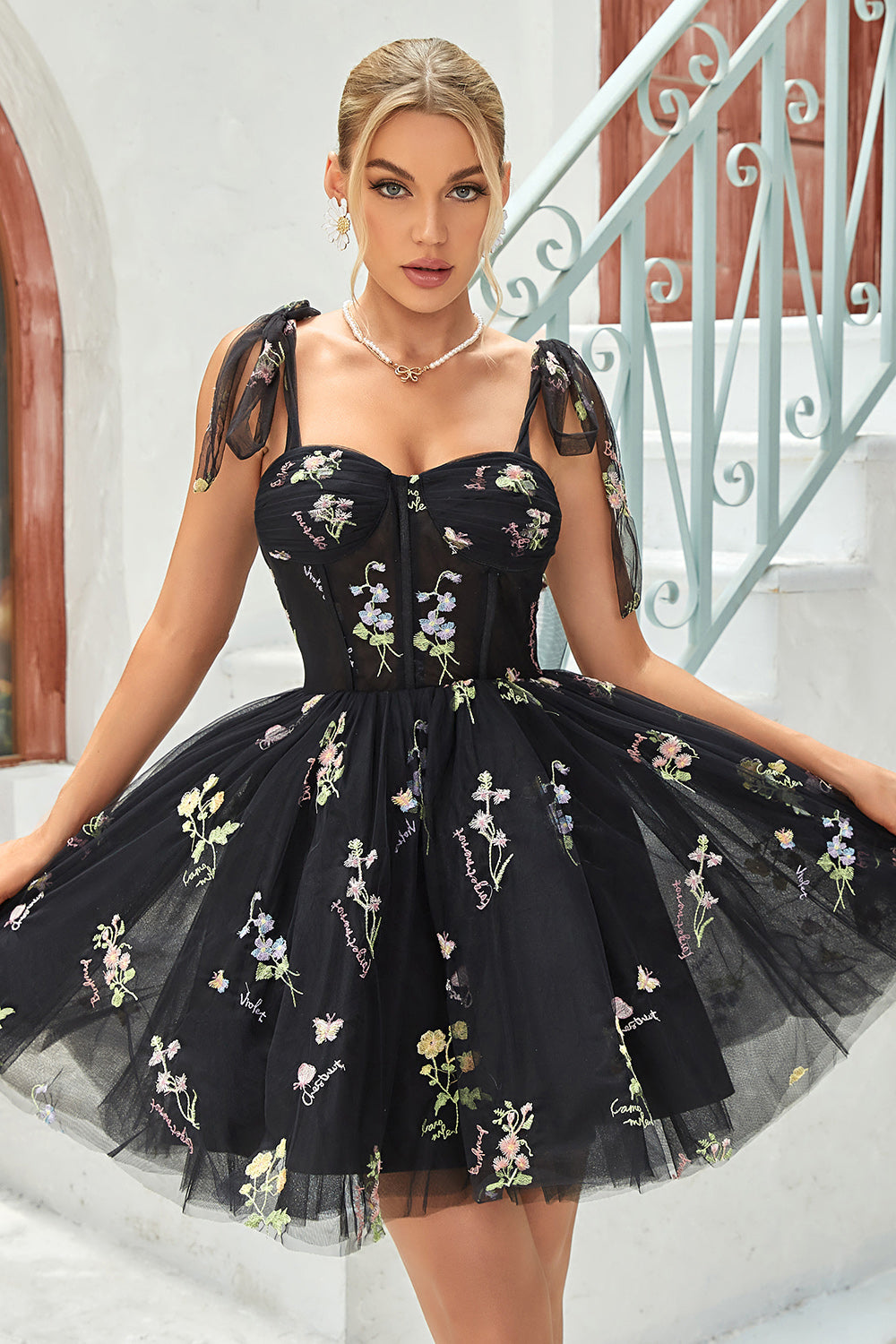 Bonito vestido de fiesta corto con tirantes finos, corte A, en gris azulado y apliques