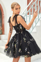 Bonito vestido de fiesta corto con tirantes finos, corte A, en gris azulado y apliques