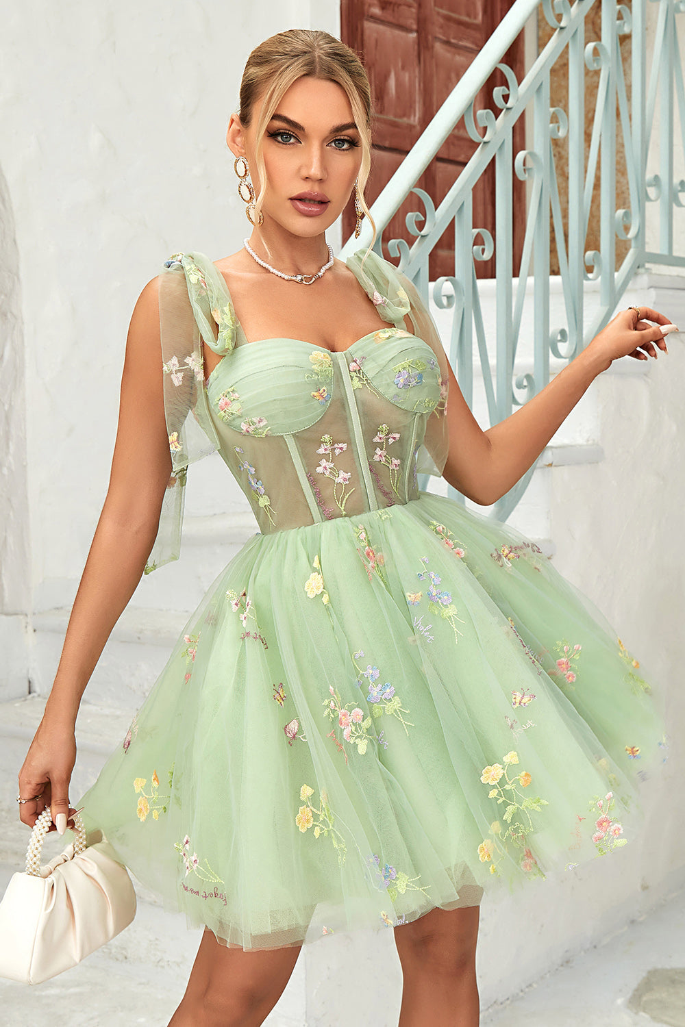 Bonito vestido de fiesta corto con tirantes finos, corte A, en gris azulado y apliques