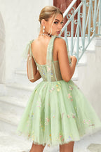 Bonito vestido de fiesta corto con tirantes finos, corte A, en gris azulado y apliques