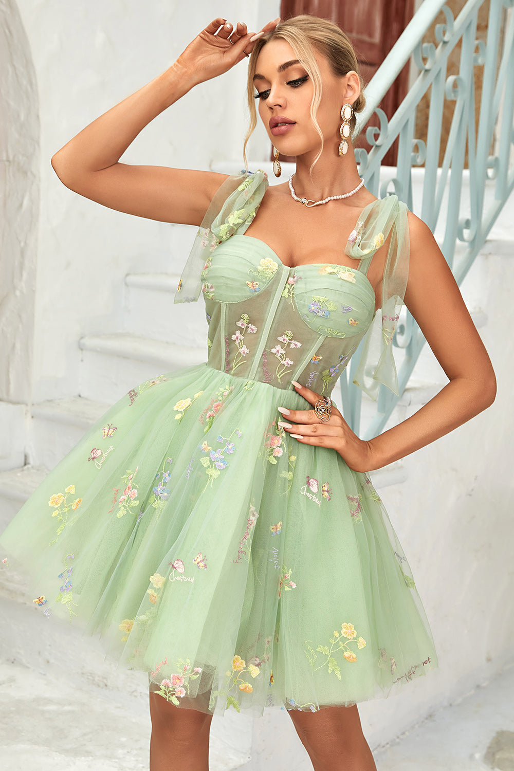 Bonito vestido de fiesta corto con tirantes finos, corte A, en gris azulado y apliques