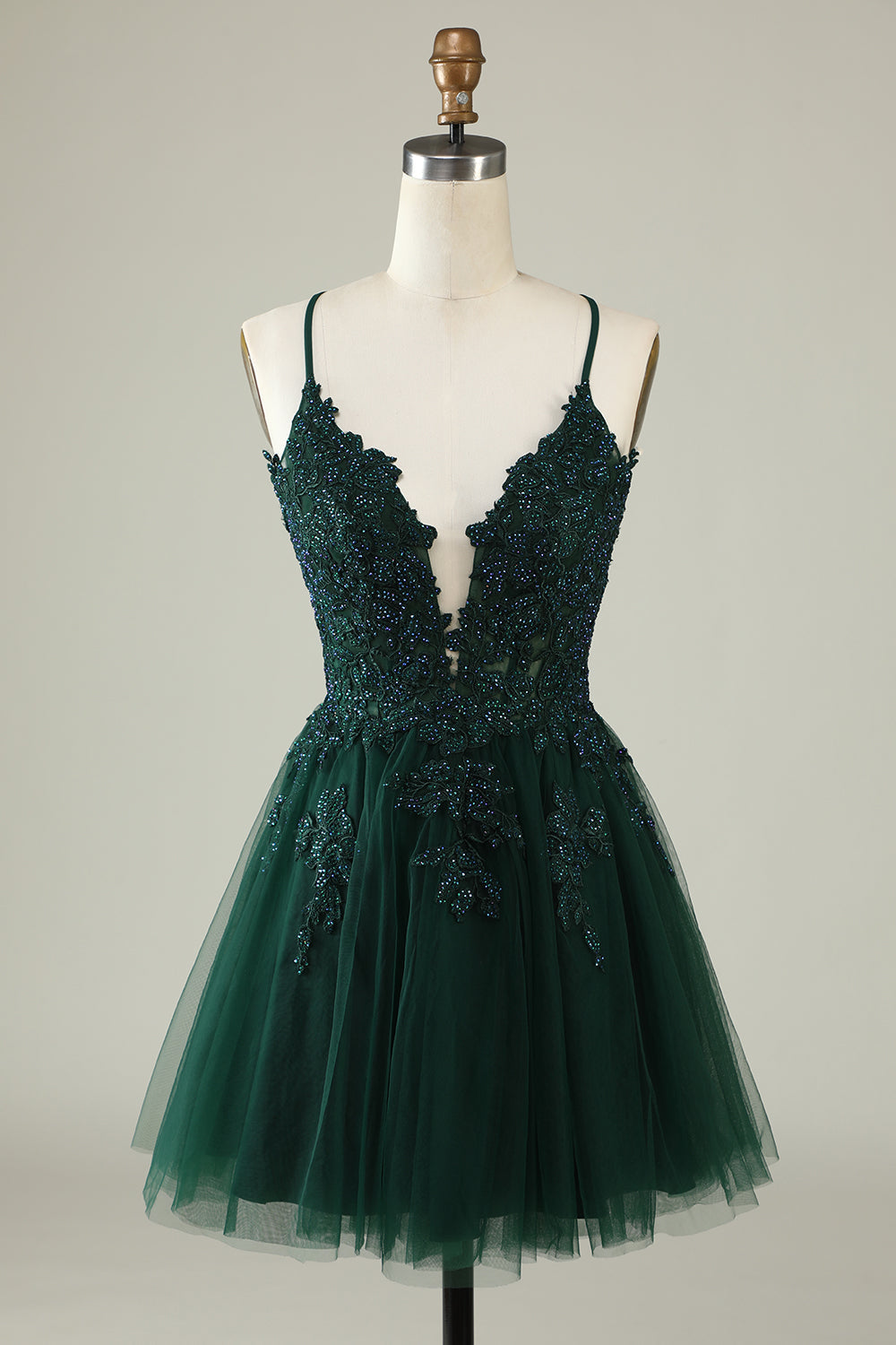 Vestido de fiesta corto en gris azulado con tirantes finos y apliques