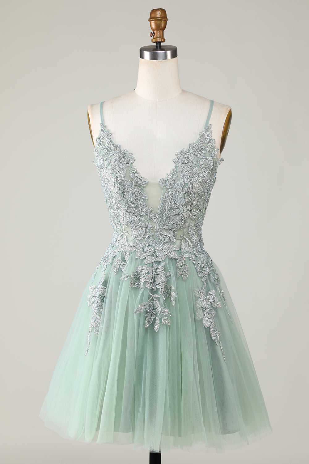 Vestido de fiesta corto en gris azulado con tirantes finos y apliques