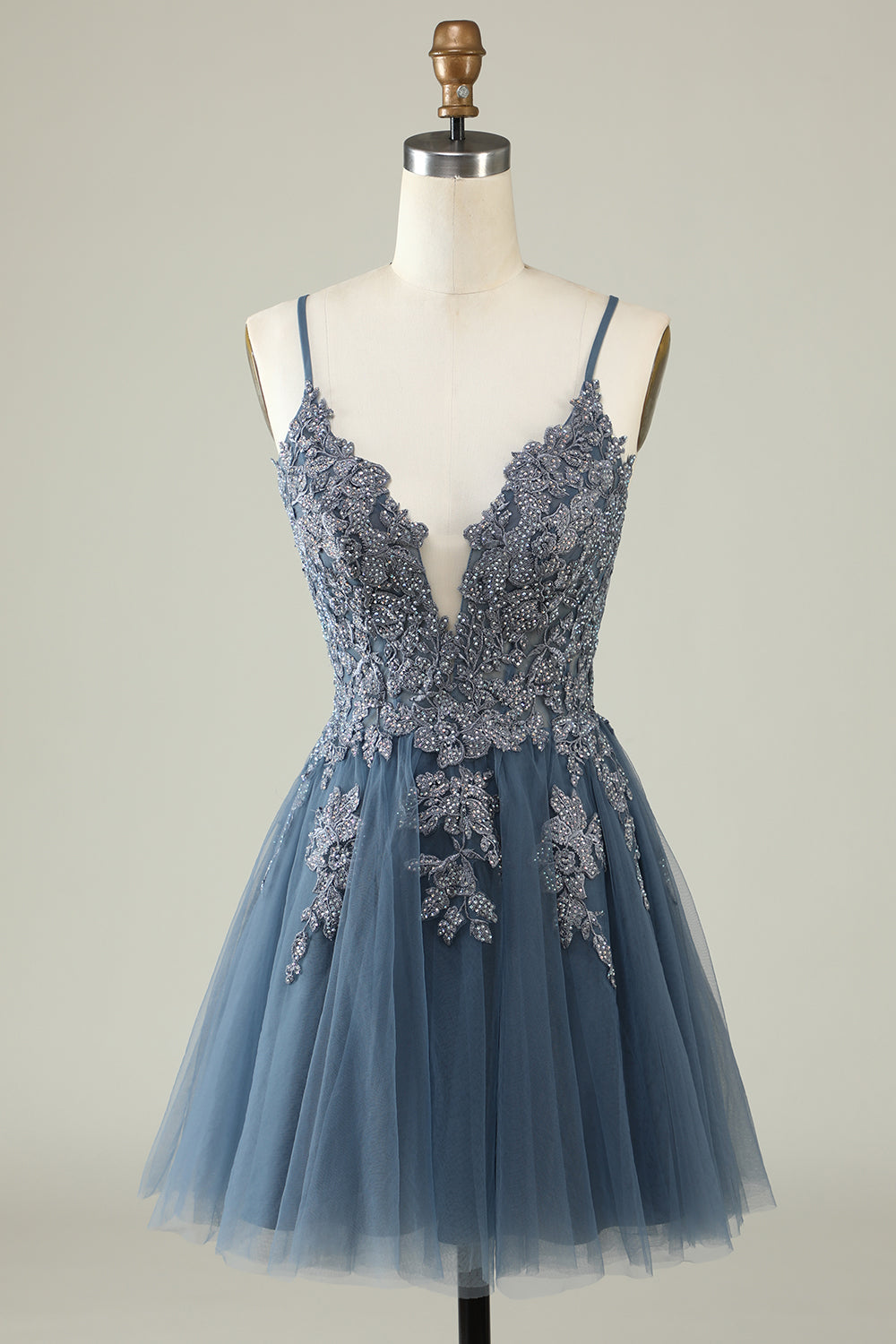 Vestido de fiesta corto en gris azulado con tirantes finos y apliques