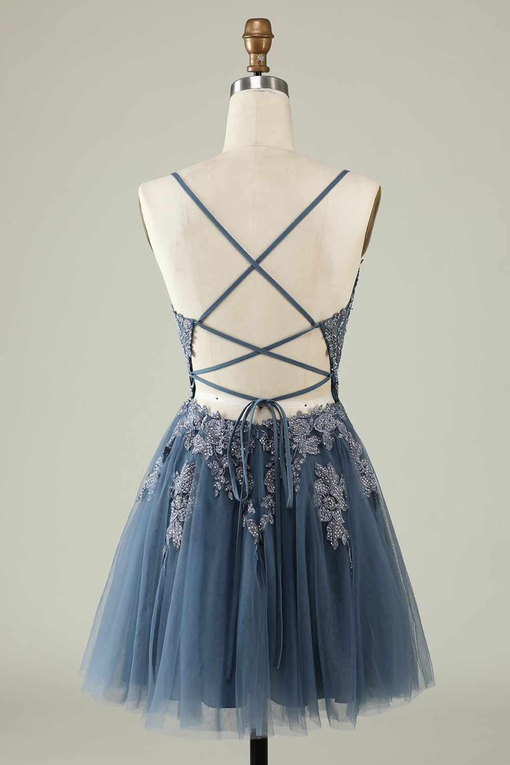 Vestido de fiesta corto en gris azulado con tirantes finos y apliques