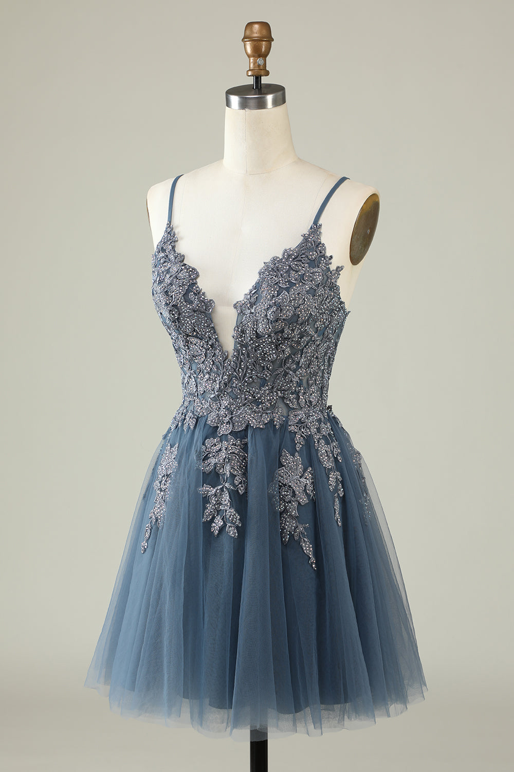 Vestido de fiesta corto en gris azulado con tirantes finos y apliques