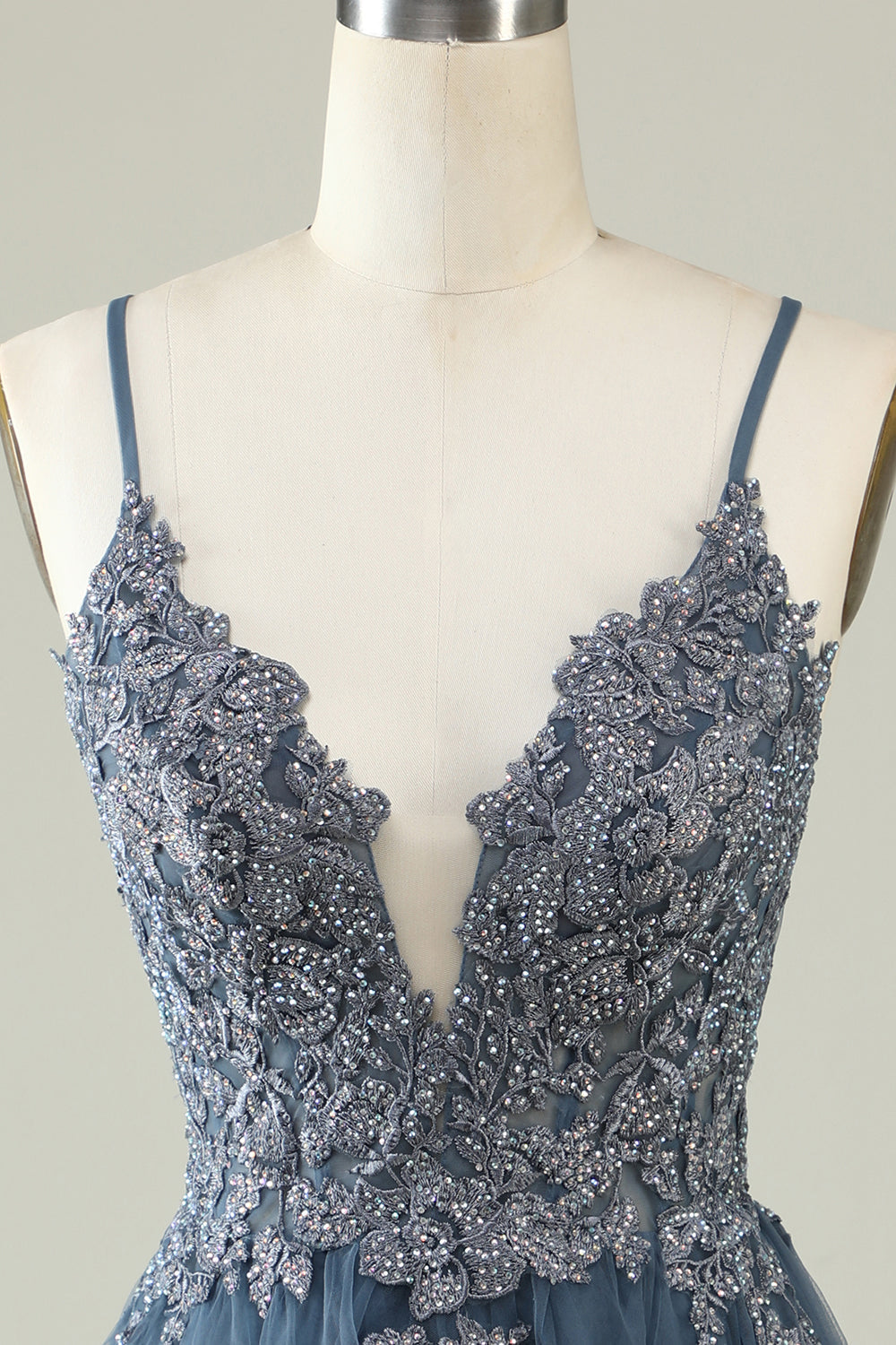 Vestido de fiesta corto en gris azulado con tirantes finos y apliques