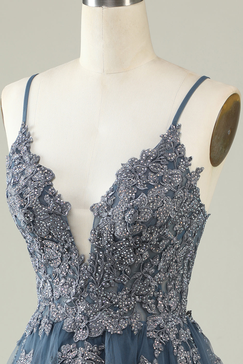 Vestido de fiesta corto en gris azulado con tirantes finos y apliques