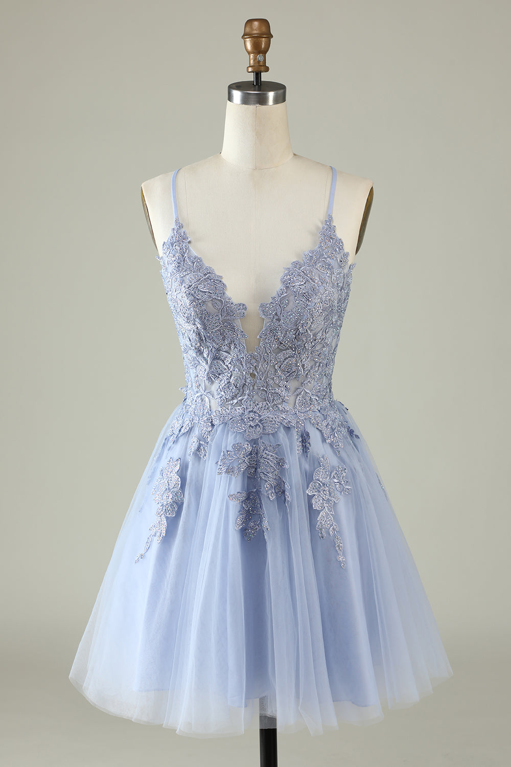 Vestido de fiesta corto en gris azulado con tirantes finos y apliques