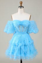 Hermoso vestido corto de fiesta con hombros descubiertos y tul color ruborizado en forma de A