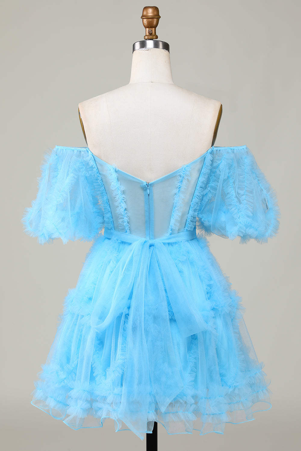Hermoso vestido corto de fiesta con hombros descubiertos y tul color ruborizado en forma de A