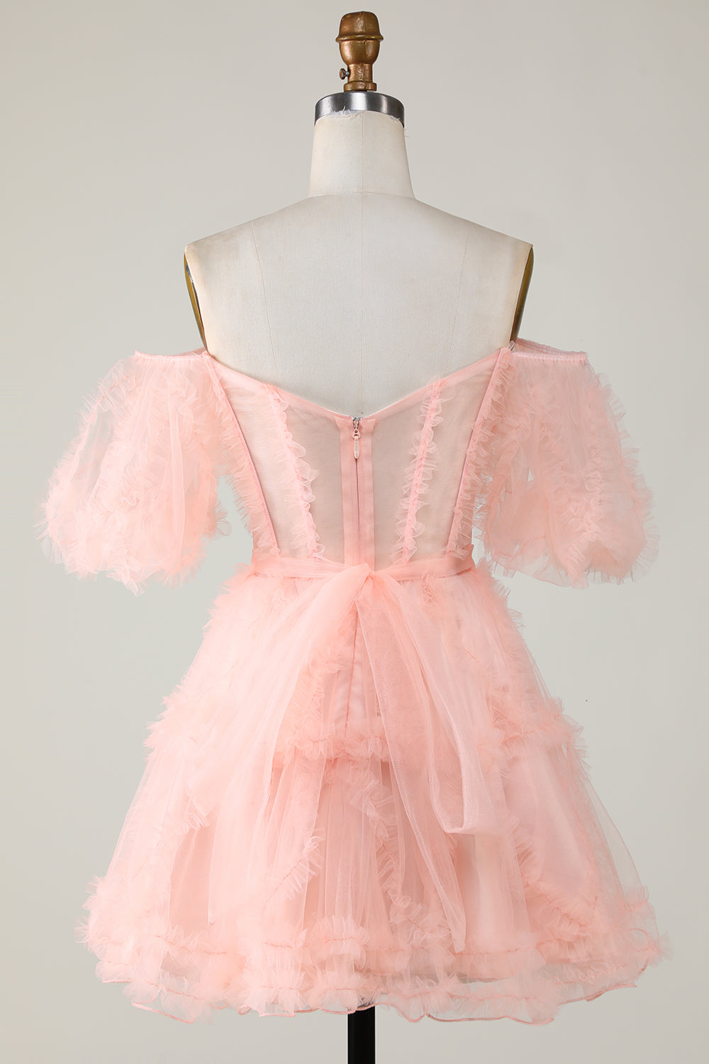 Hermoso vestido corto de fiesta con hombros descubiertos y tul color ruborizado en forma de A