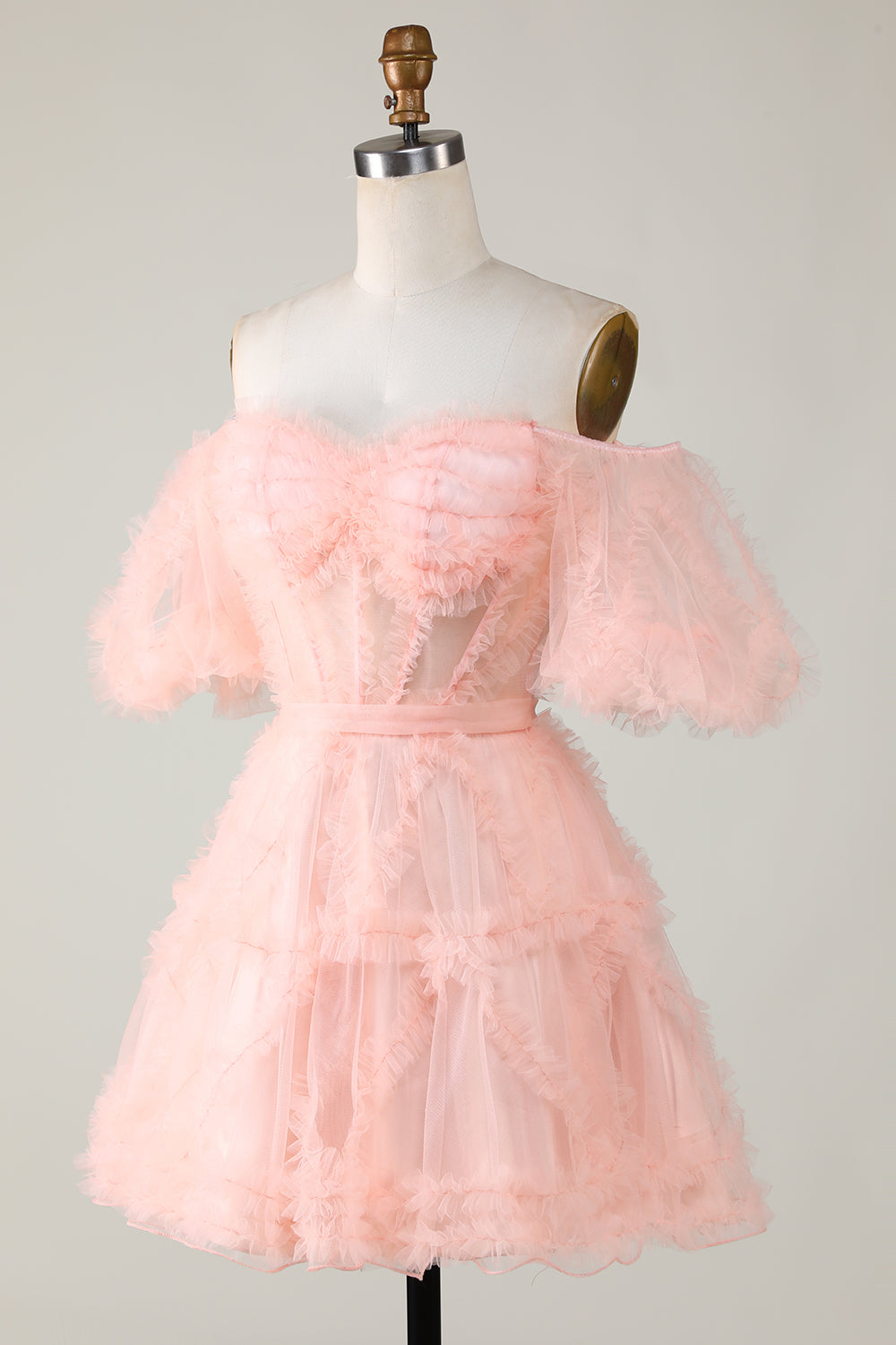 Hermoso vestido corto de fiesta con hombros descubiertos y tul color ruborizado en forma de A