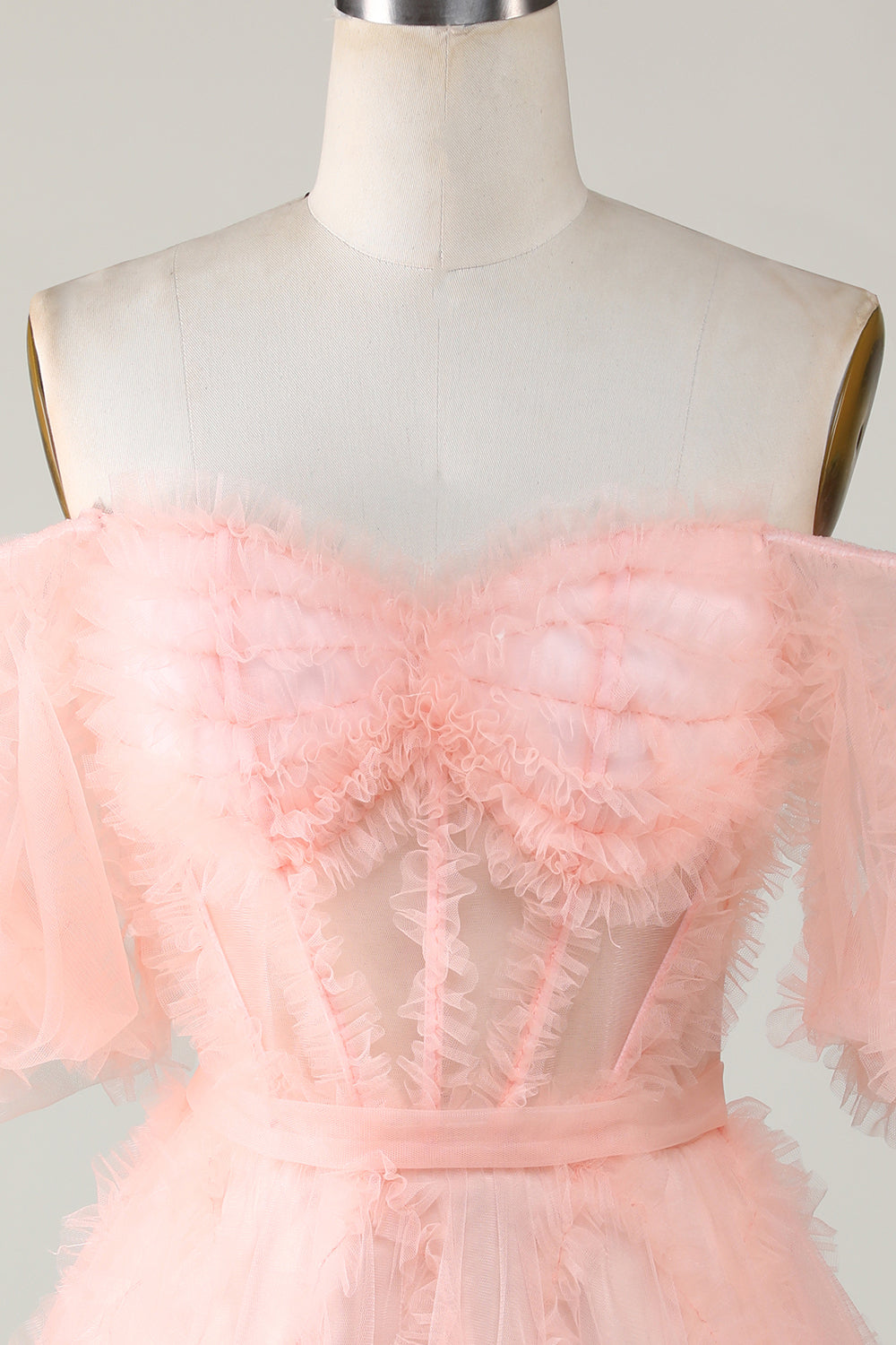 Hermoso vestido corto de fiesta con hombros descubiertos y tul color ruborizado en forma de A