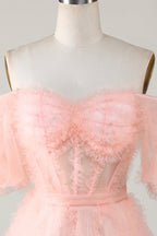 Hermoso vestido corto de fiesta con hombros descubiertos y tul color ruborizado en forma de A