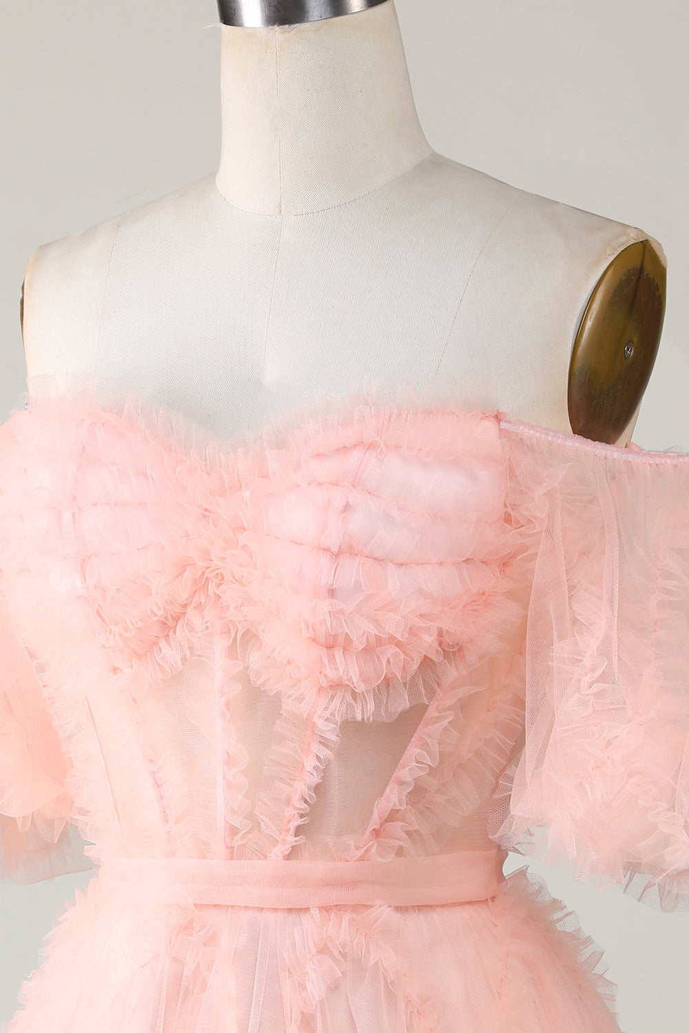 Hermoso vestido corto de fiesta con hombros descubiertos y tul color ruborizado en forma de A