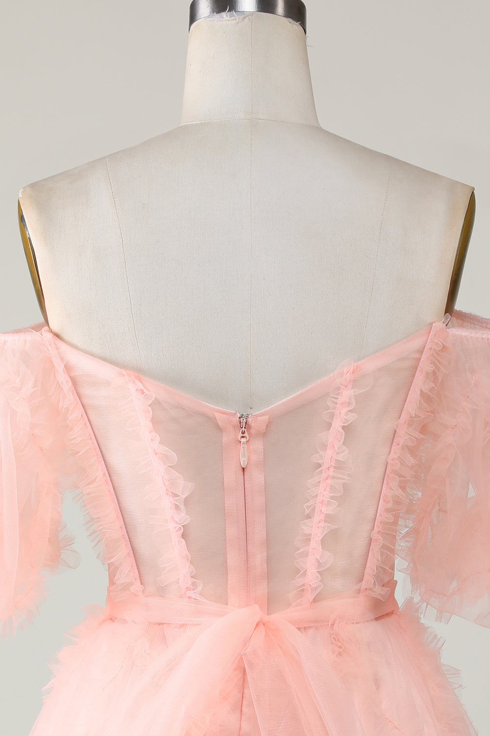 Hermoso vestido corto de fiesta con hombros descubiertos y tul color ruborizado en forma de A