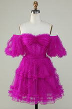 Hermoso vestido corto de fiesta con hombros descubiertos y tul color ruborizado en forma de A