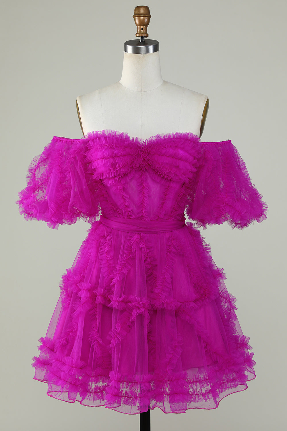 Hermoso vestido corto de fiesta con hombros descubiertos y tul color ruborizado en forma de A