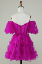 Hermoso vestido corto de fiesta con hombros descubiertos y tul color ruborizado en forma de A